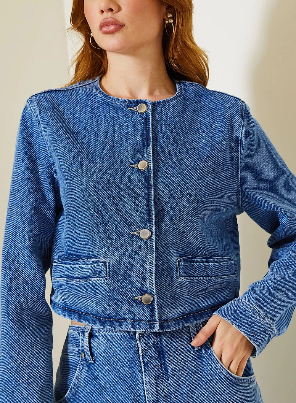 Jaqueta Jeans Cropped Com Decote Redondo Índigo 4