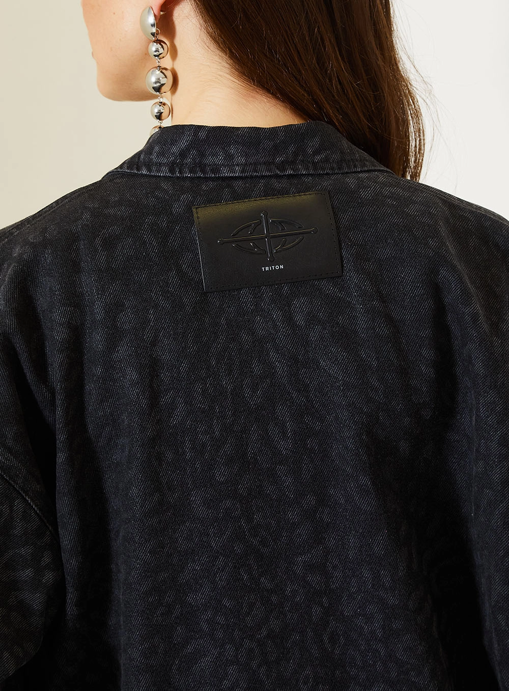Jaqueta Jeans Over Feminina Com Bolsos Frontais Indigo Preto 4