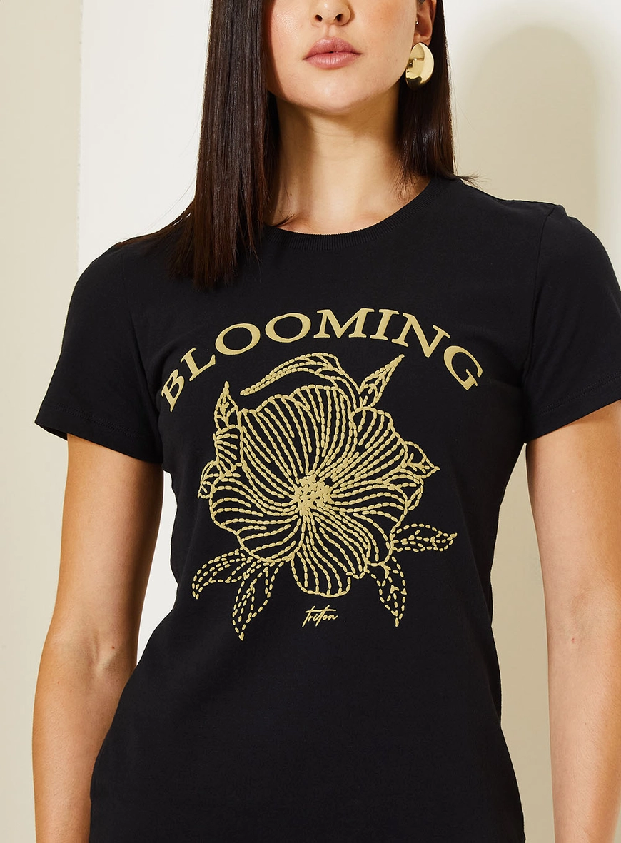 Camiseta Slim Feminina Com Estampa Frontal Preto 4