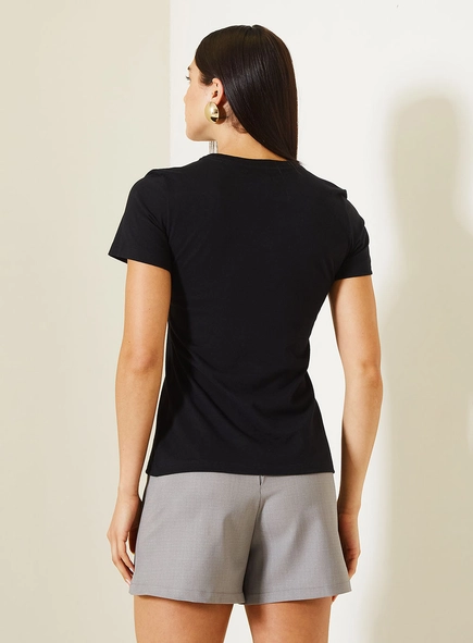 Camiseta Slim Feminina Com Estampa Frontal