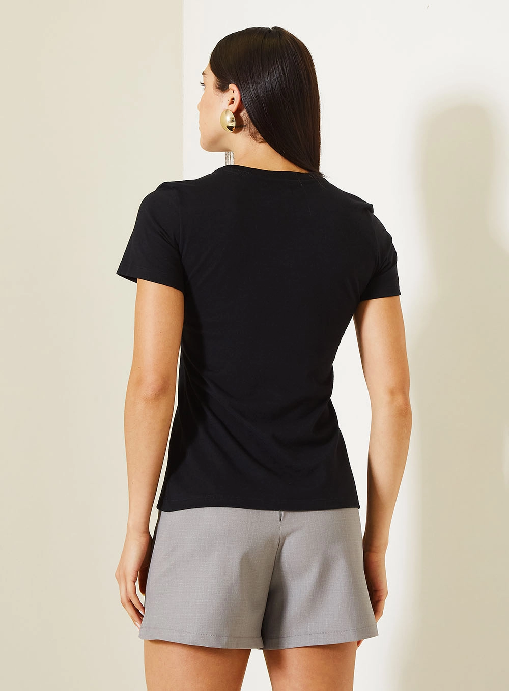 Camiseta Slim Feminina Com Estampa Frontal Preto 2