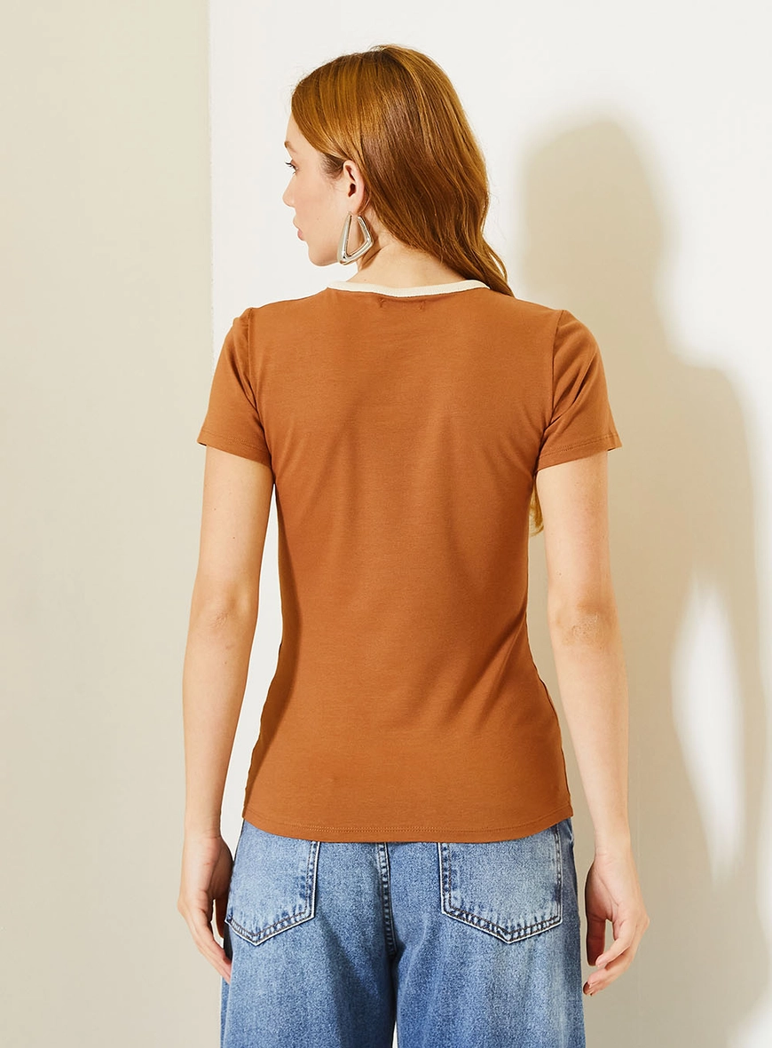 Camiseta Feminina Small Com Detalhes Marrom 2