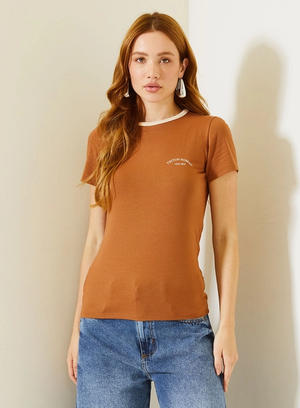 Camiseta Feminina Small Com Detalhes