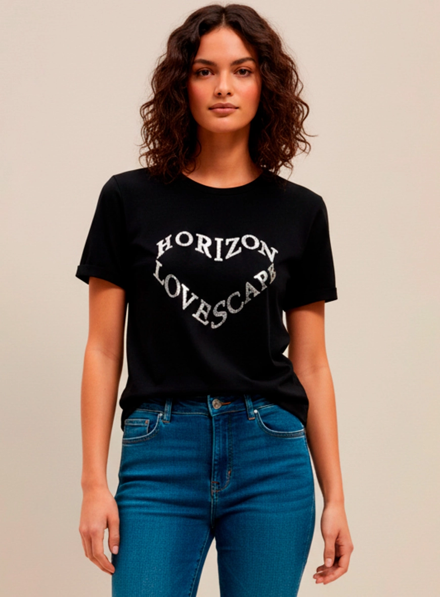 Camiseta Comfort Feminina Com Estampa Frontal Preto 1