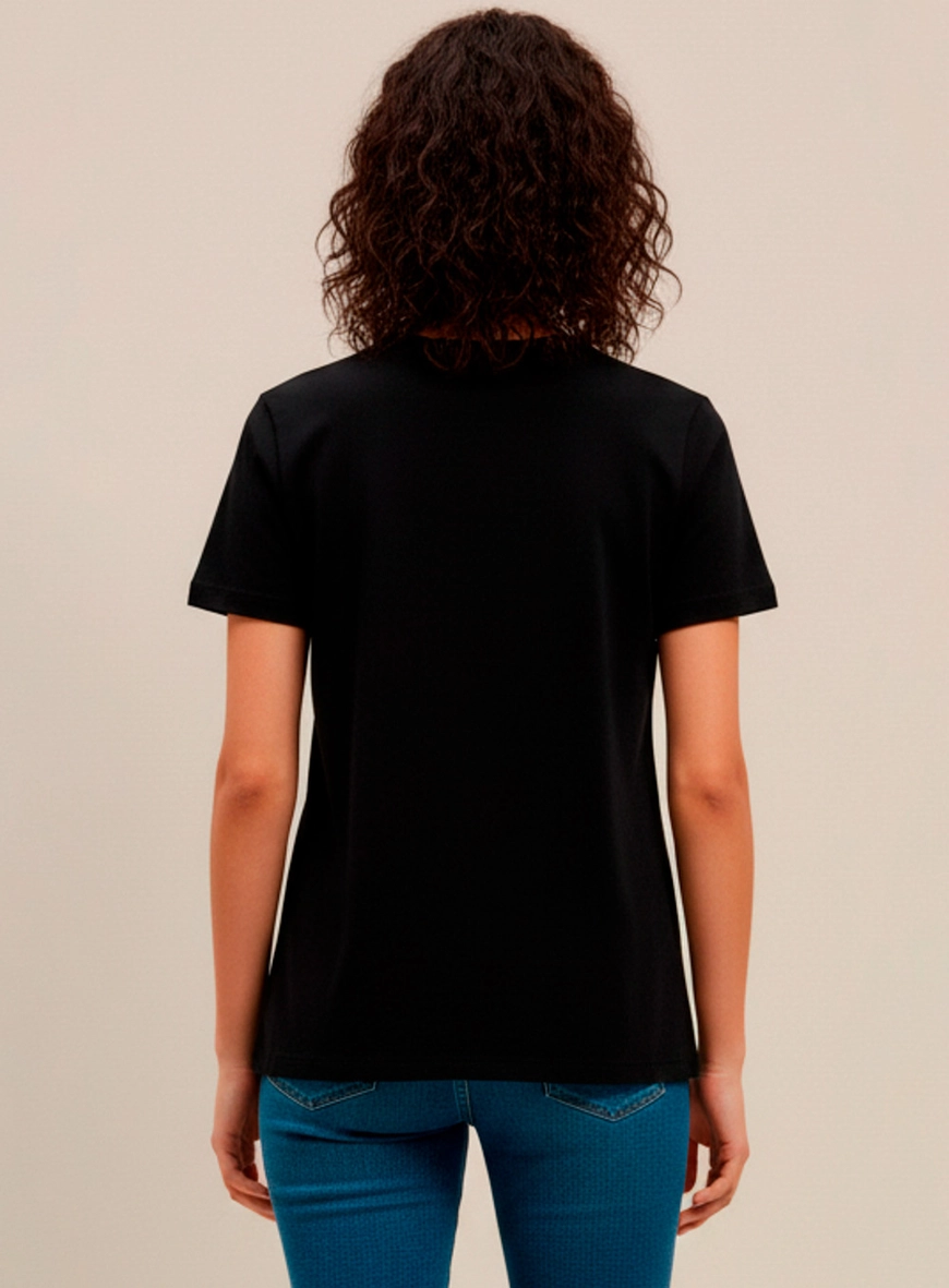 Camiseta Comfort Feminina Com Estampa Frontal Preto 2