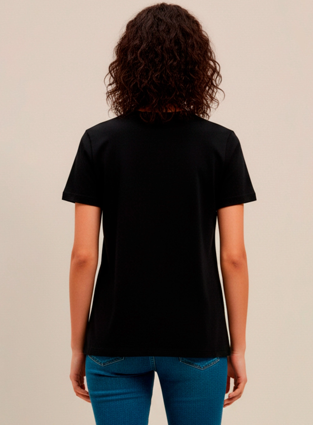 Camiseta Comfort Feminina Com Estampa Frontal Preto 2