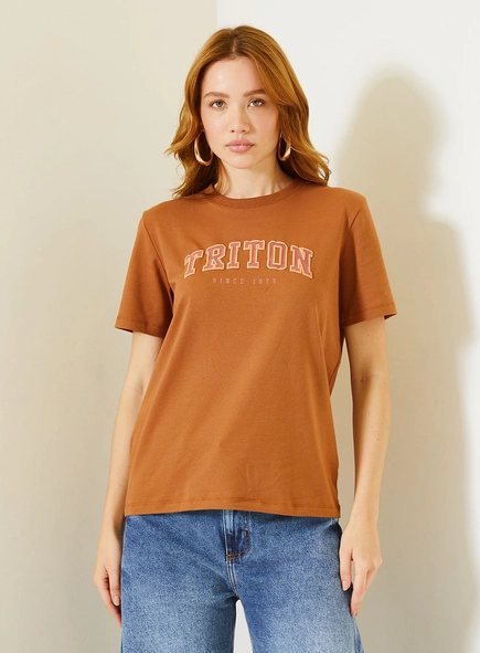 Camiseta Comfort Com Lettering Bordado