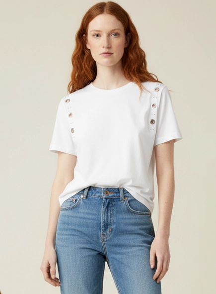 Camiseta Comfort Feminina Com Ilhós Metálicos