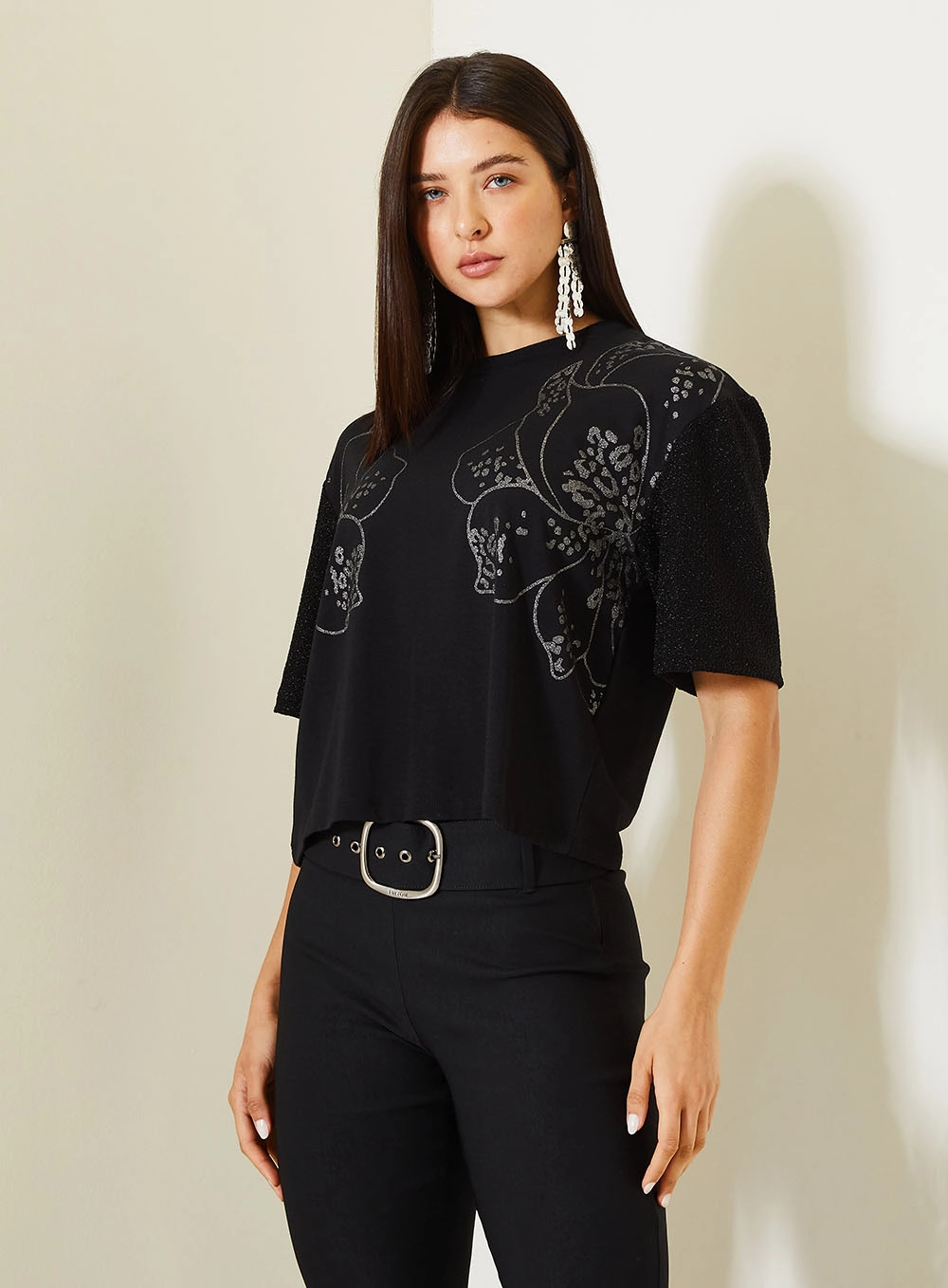 Camiseta Boy 2 Feminina Com Estampa Floral Preto 1