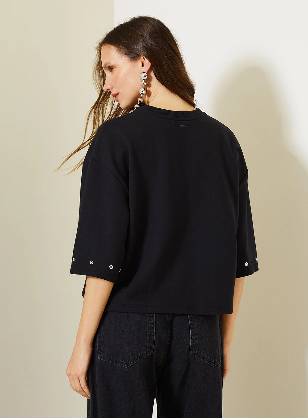 Camiseta Feminina Moletom Slim Com Aplicação Preto 2