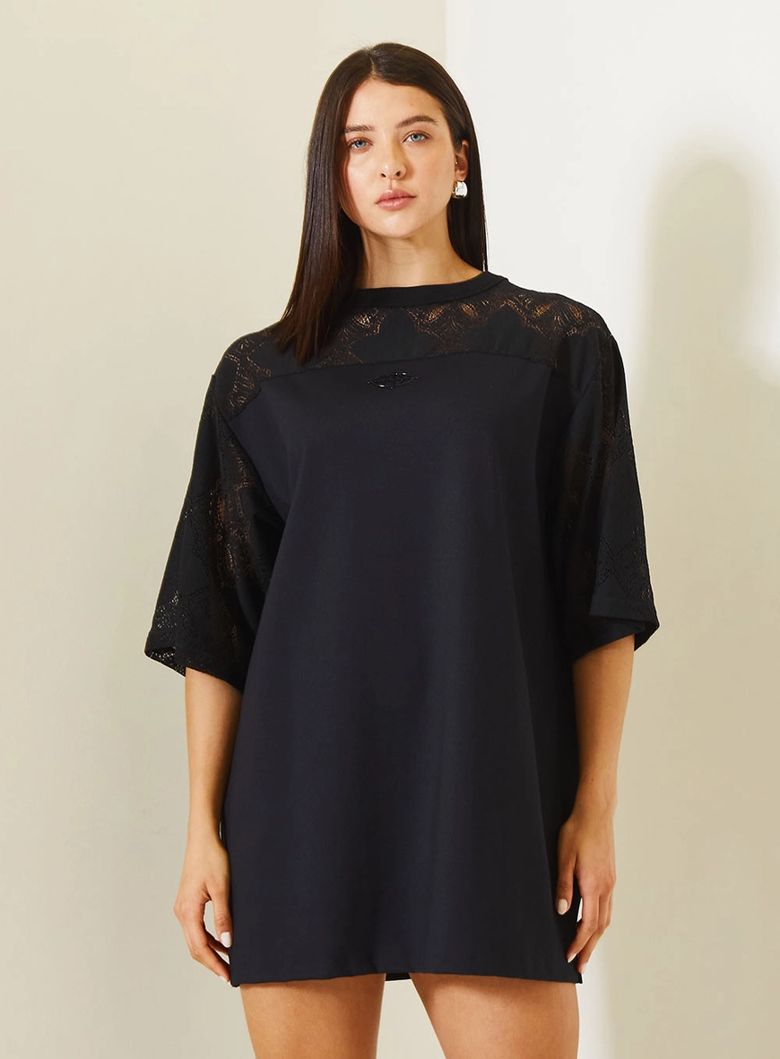 Camiseta Oversized Com Mangas E Ombros Em Renda Preto 1