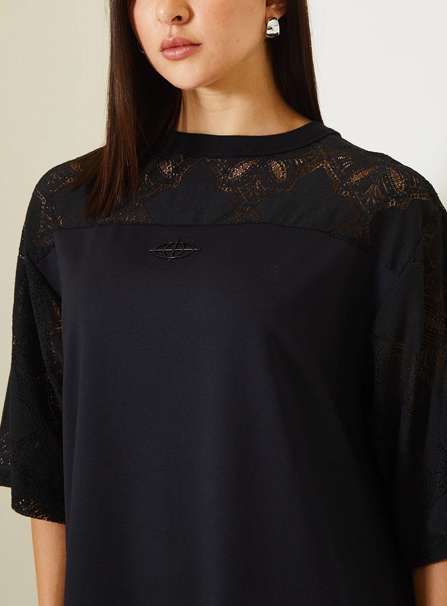 Camiseta Oversized Com Mangas E Ombros Em Renda Preto 4