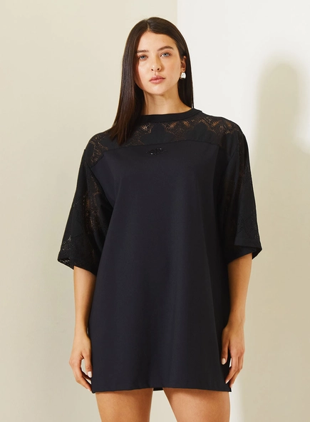 Camiseta Oversized Com Mangas E Ombros Em Renda
