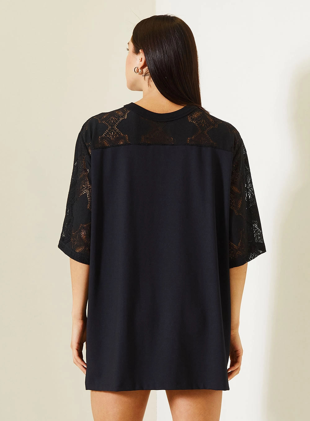 Camiseta Oversized Com Mangas E Ombros Em Renda Preto 2
