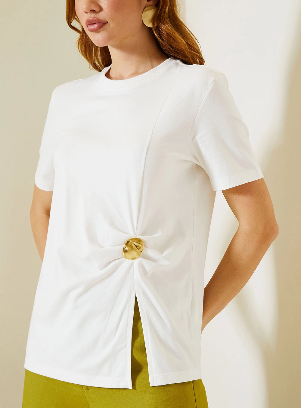 Camiseta Feminina Assimétrica Com Argola Lateral Off Shell 4