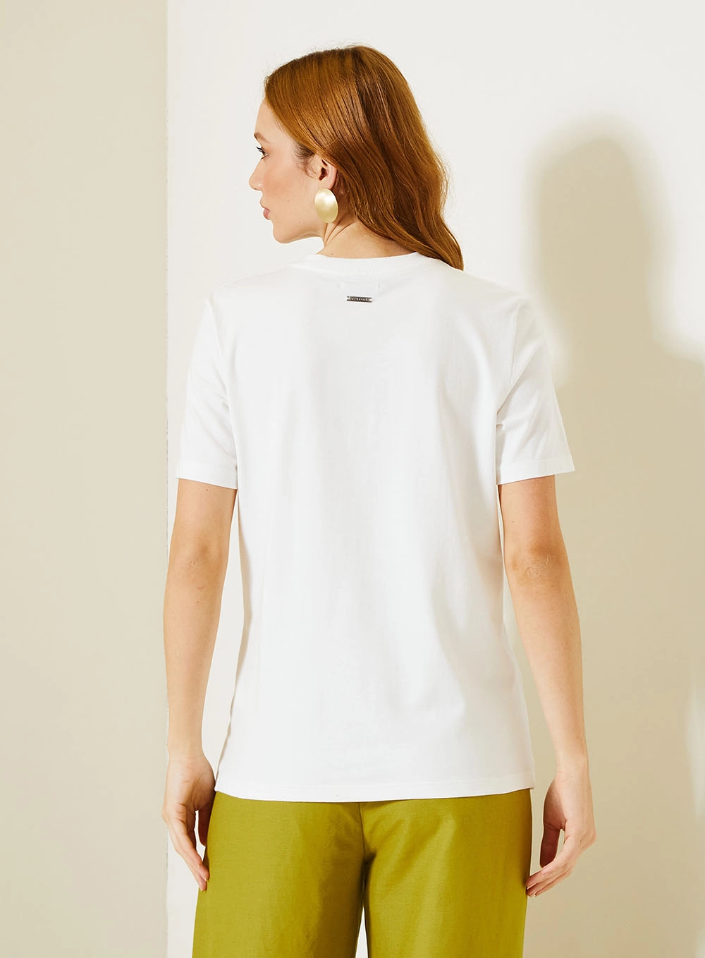 Camiseta Feminina Assimétrica Com Argola Lateral Off Shell 2