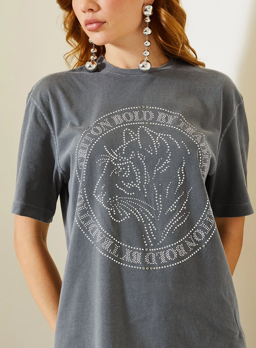 Camiseta Feminina Com Estampa Frontal Em Brilhos Cinza 3