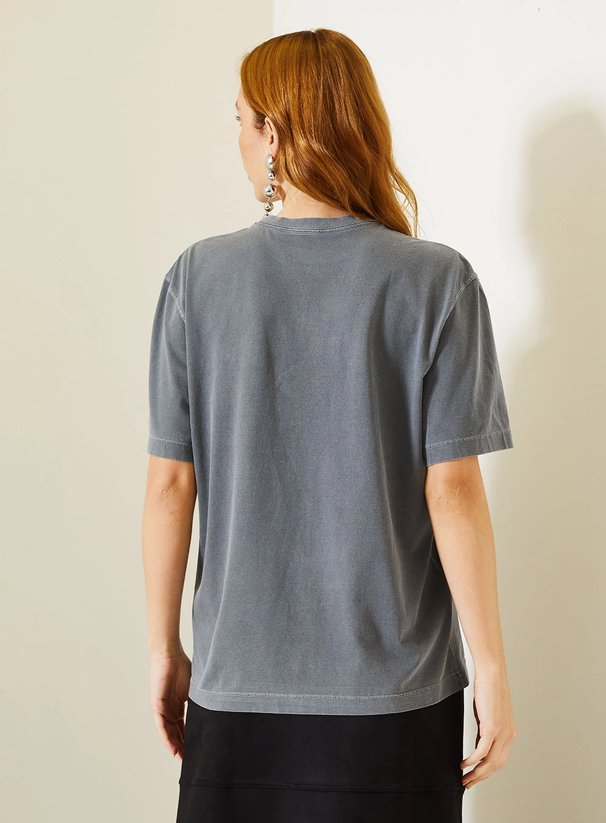 Camiseta Feminina Com Estampa Frontal Em Brilhos Cinza 4