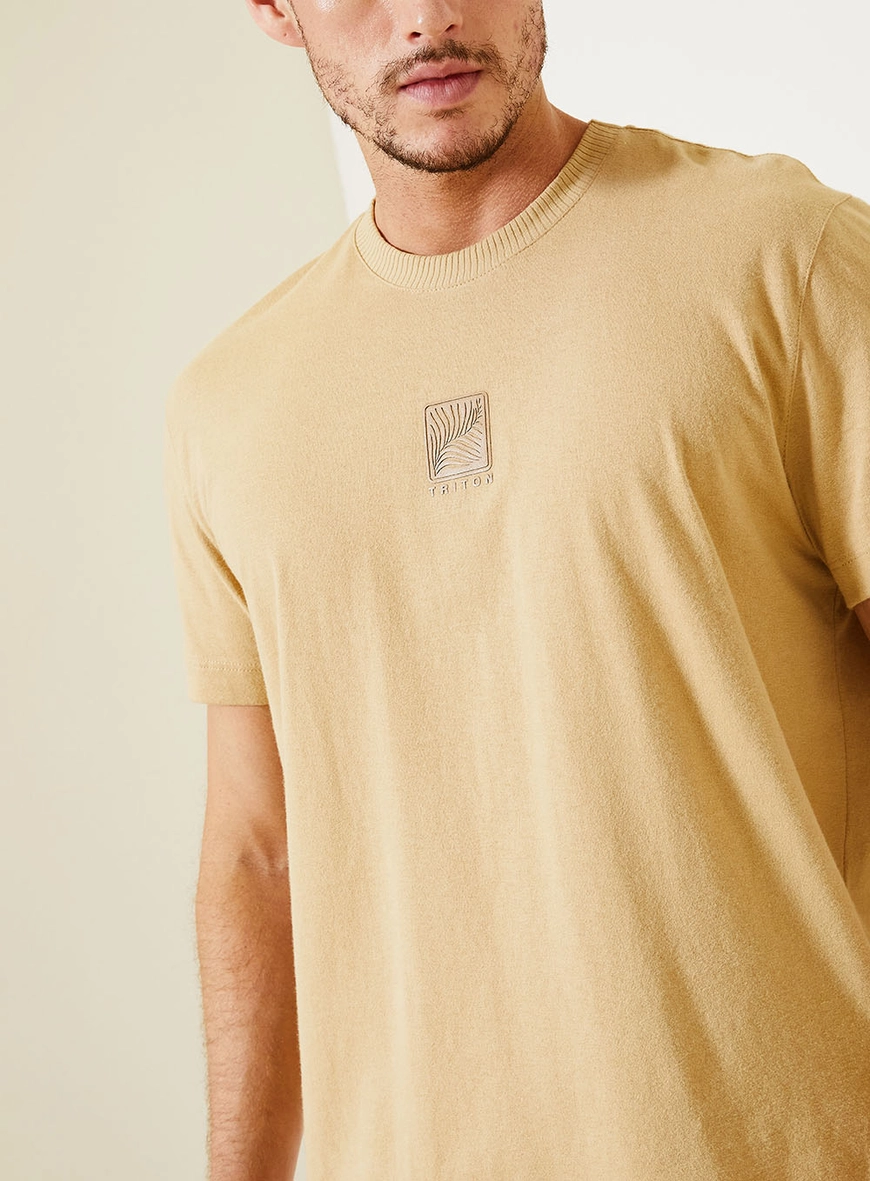 Camiseta Masculina Com Bordado Minimalista Central Bege 4