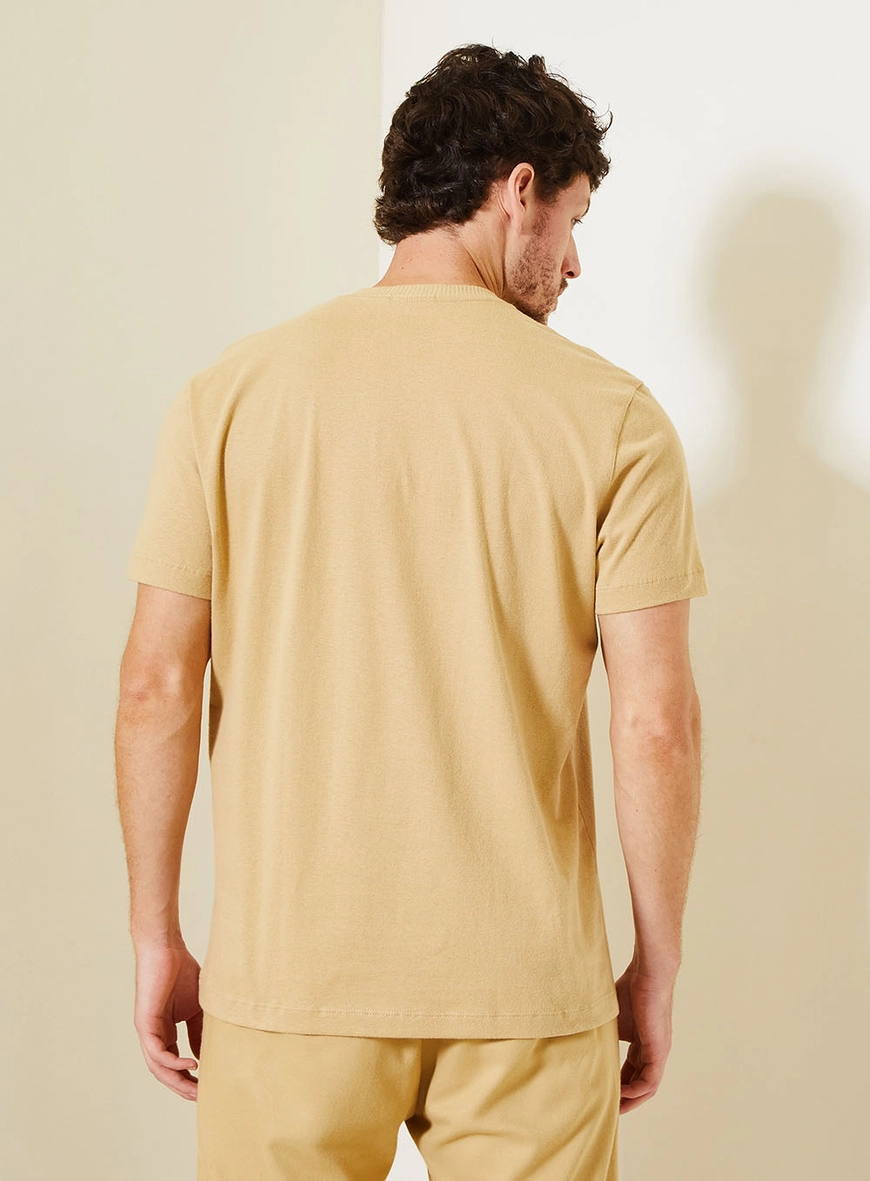 Camiseta Masculina Com Bordado Minimalista Central Bege 2