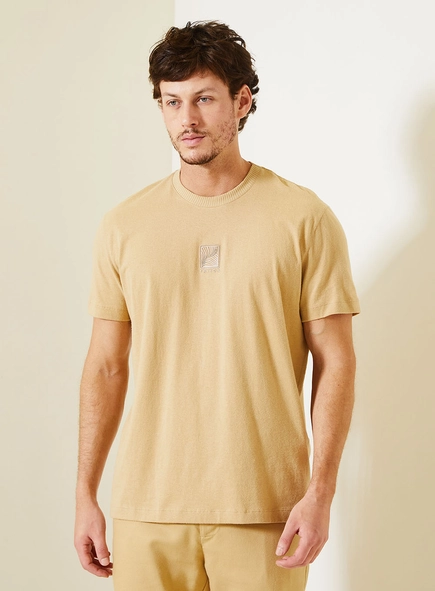 Camiseta Masculina Com Bordado Minimalista Central