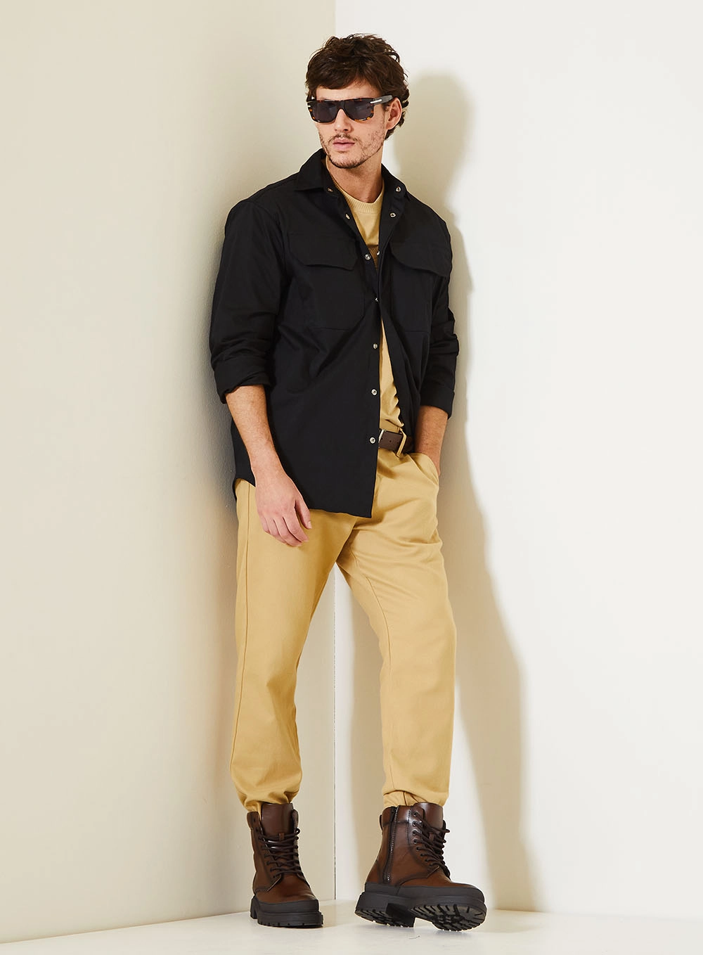 Camiseta Masculina Com Bordado Minimalista Central Bege 3