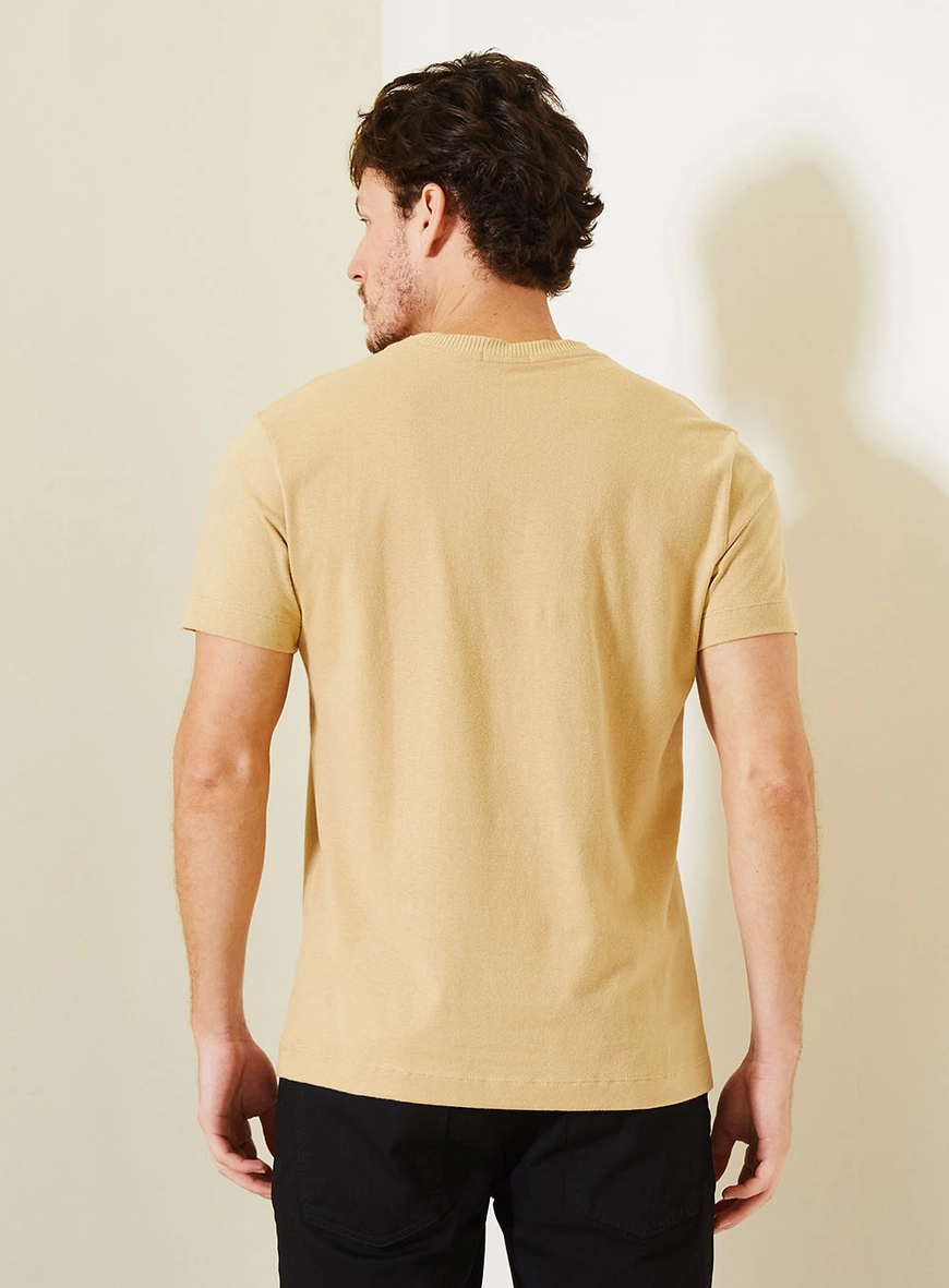 Blusa Masculina Fit Estampada Com Gola Redonda Bege 2