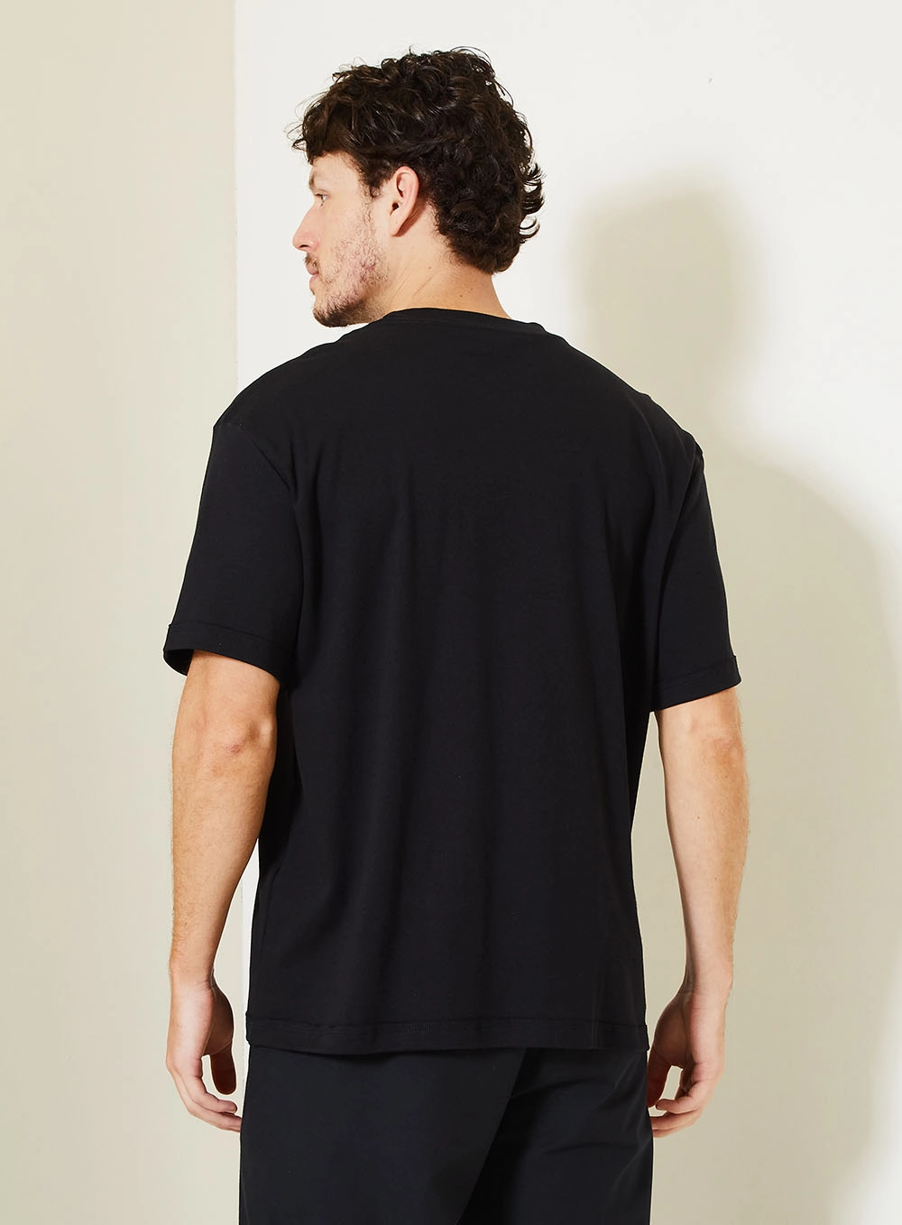 Camiseta Masculina Básica Com Bordado Preto 2