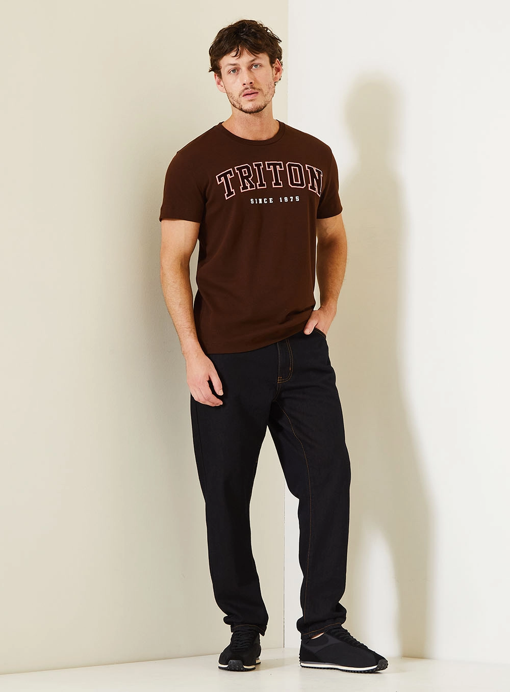 Camiseta New Com Estampa College Marrom 3