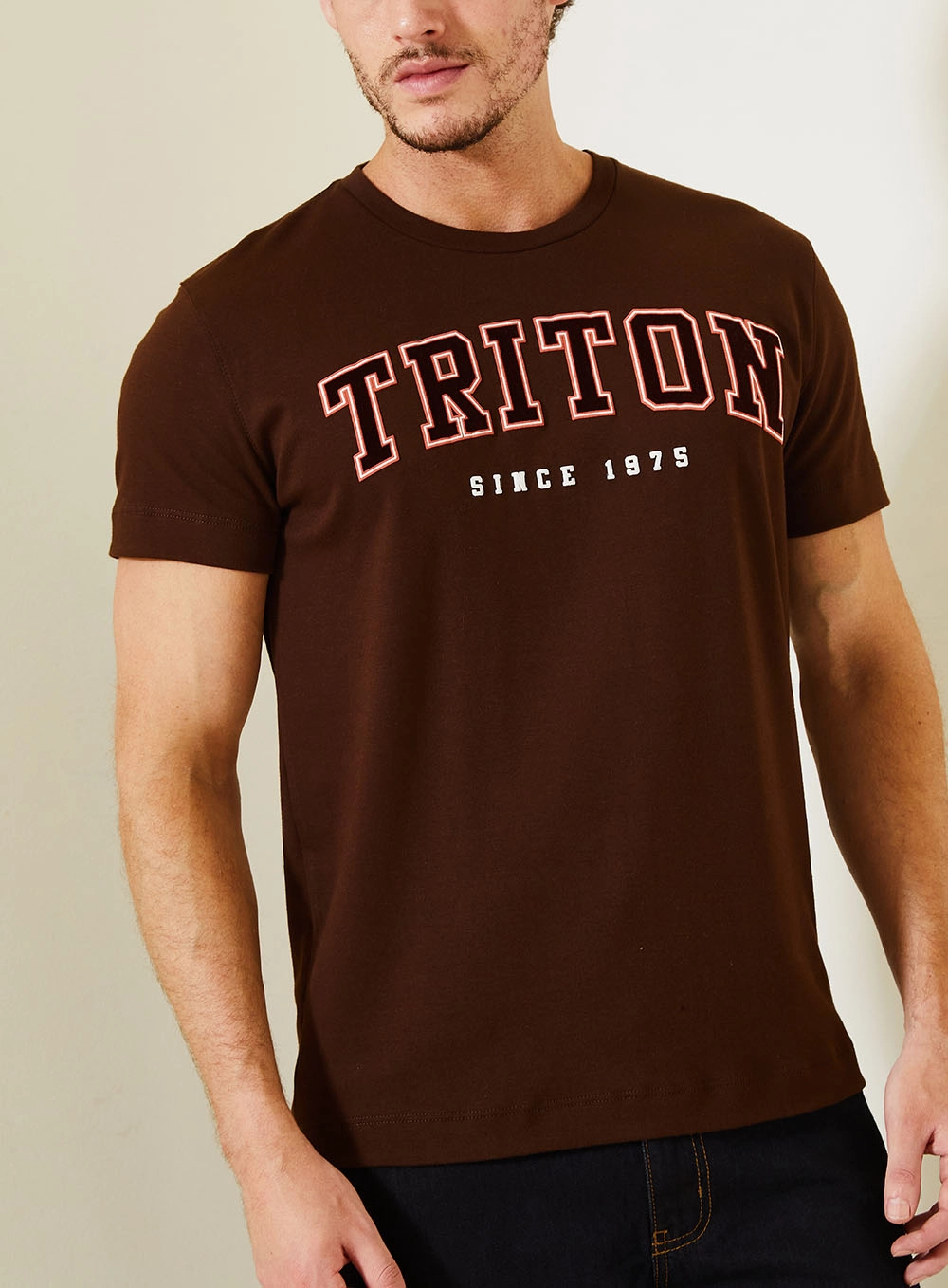 Camiseta New Com Estampa College Marrom 4