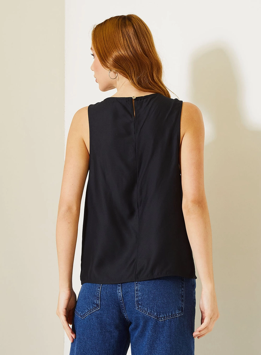 Blusa Acetinada Com Detalhe Em Metal Preto 2