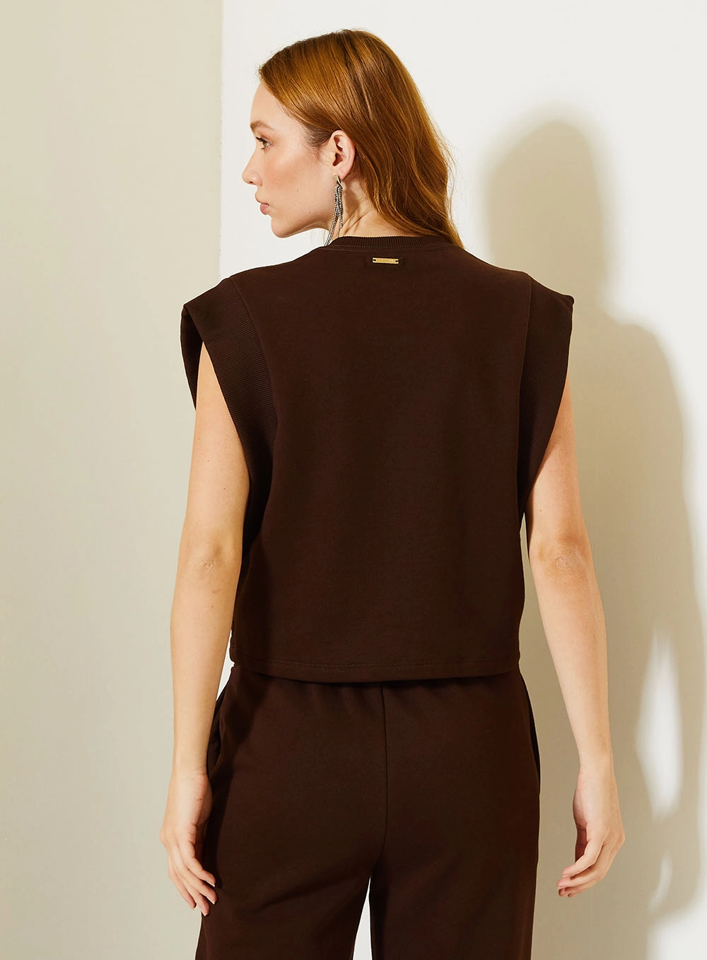 Blusa Comfort Com Ombreiras Amplas Marrom 4