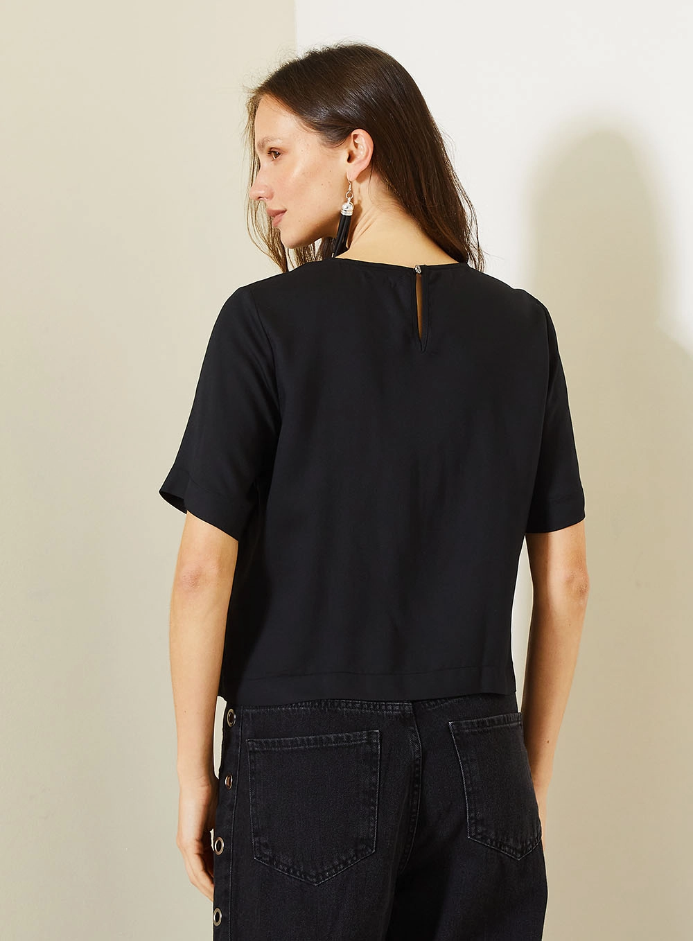Blusa Comfort Com Manga Curta E Barra Assimétrica Preto 2