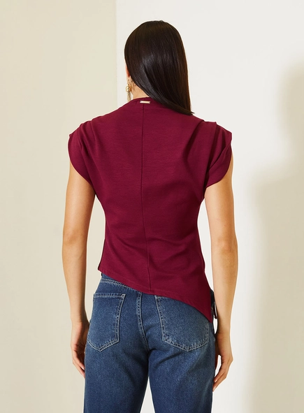 Blusa Comfort Assimétrica Com Manga Curta