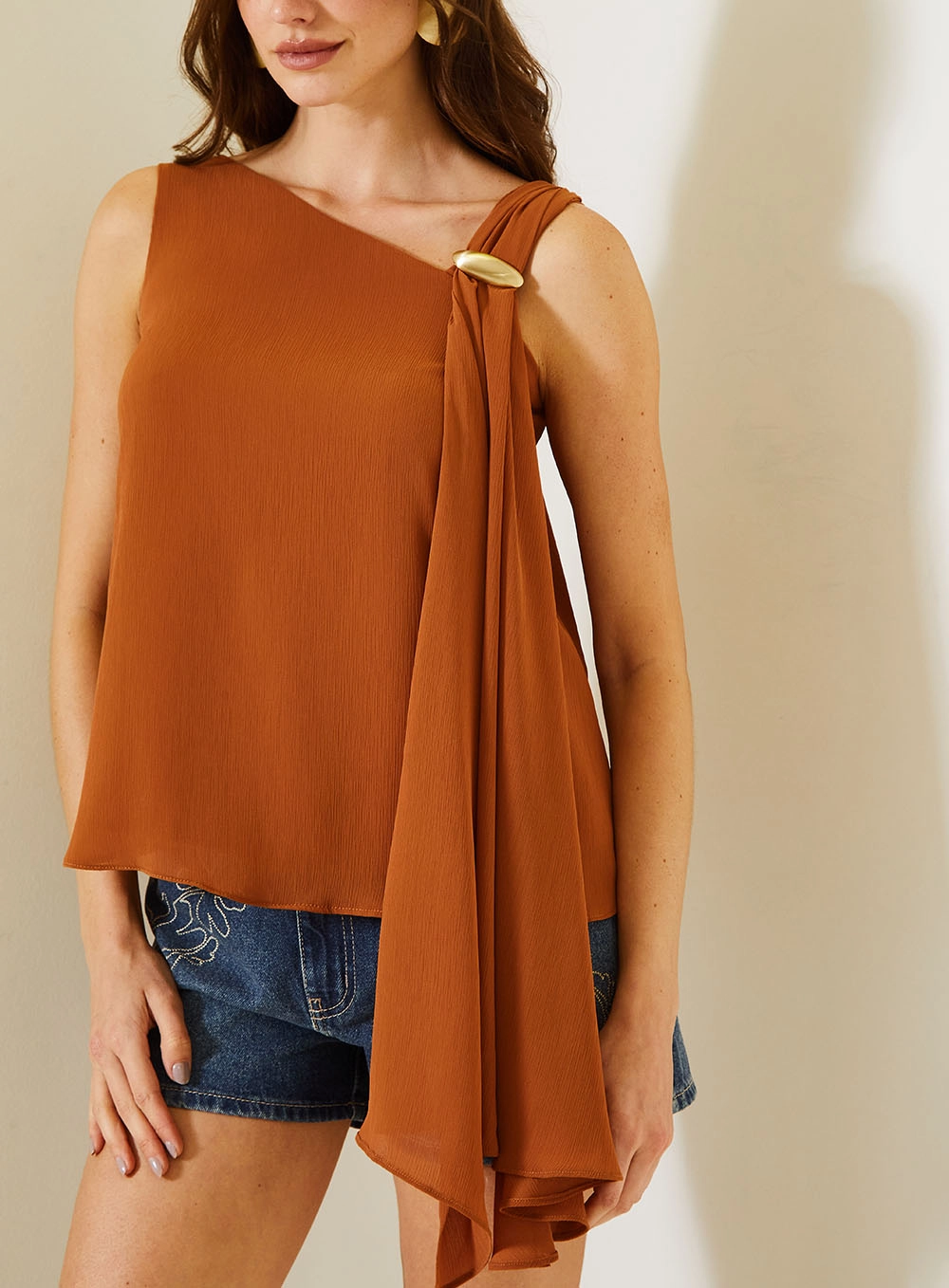 Blusa Assimétrica Com Drapeado Lateral Marrom 2