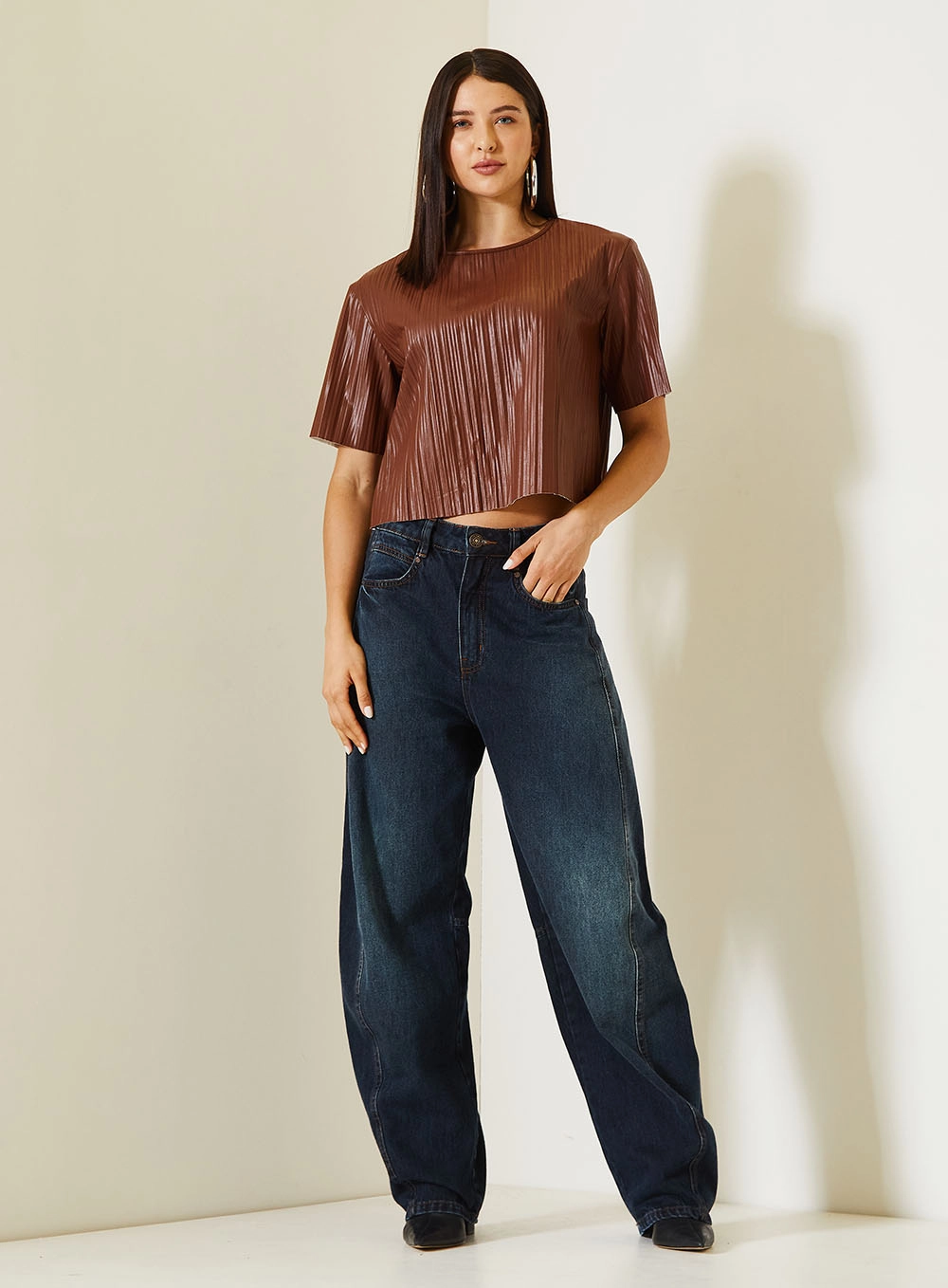 Blusa Plissada Com Manga Curta Em Pu Marrom 3