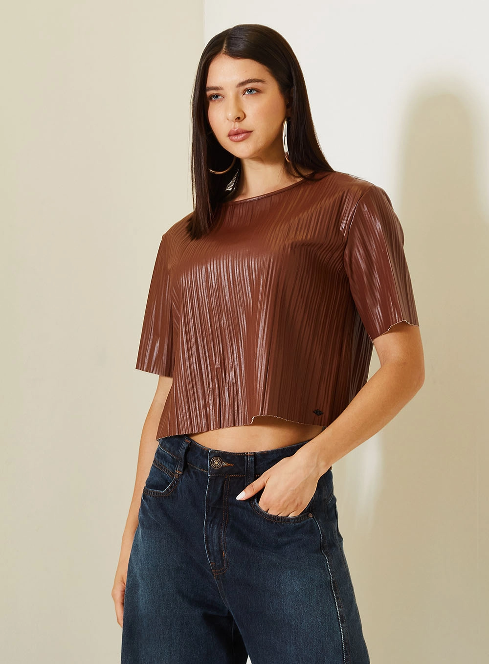 Blusa Plissada Com Manga Curta Em Pu Marrom 1