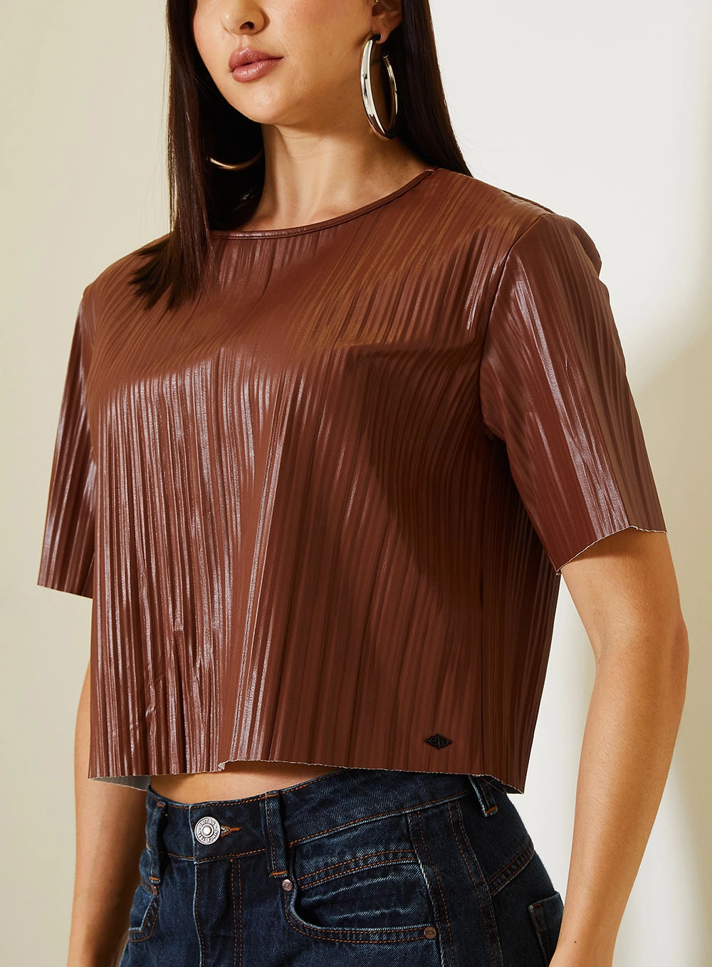 Blusa Plissada Com Manga Curta Em Pu Marrom 4