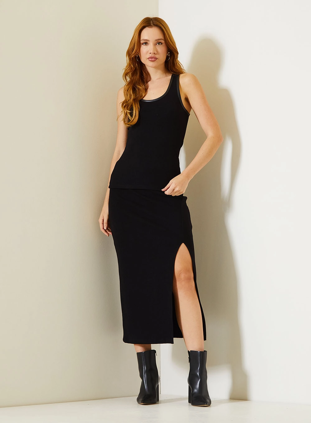 Regata Feminina Com Decote Redondo E Detalhe Em Pu Preto 3