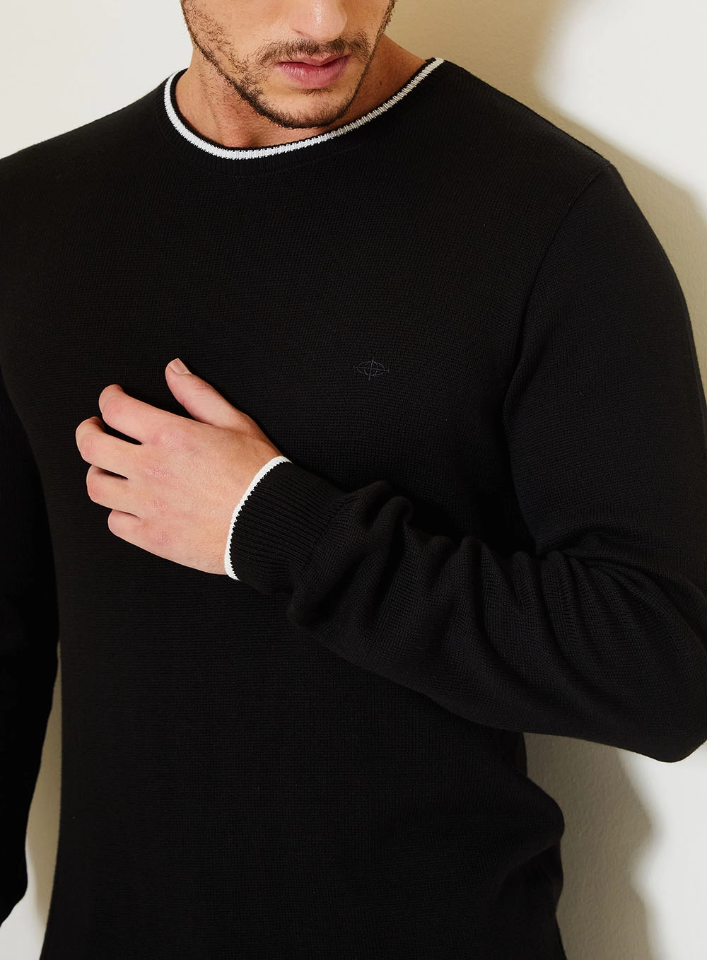 Blusão Slim Masculino Com Acabamento Contrastante Preto 4