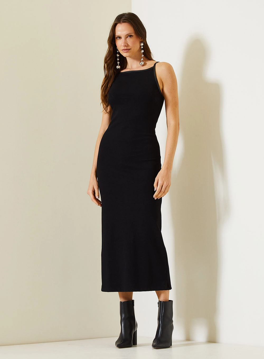 Vestido Midi Comfort Com Alças Finas E Decote Reto Preto 2