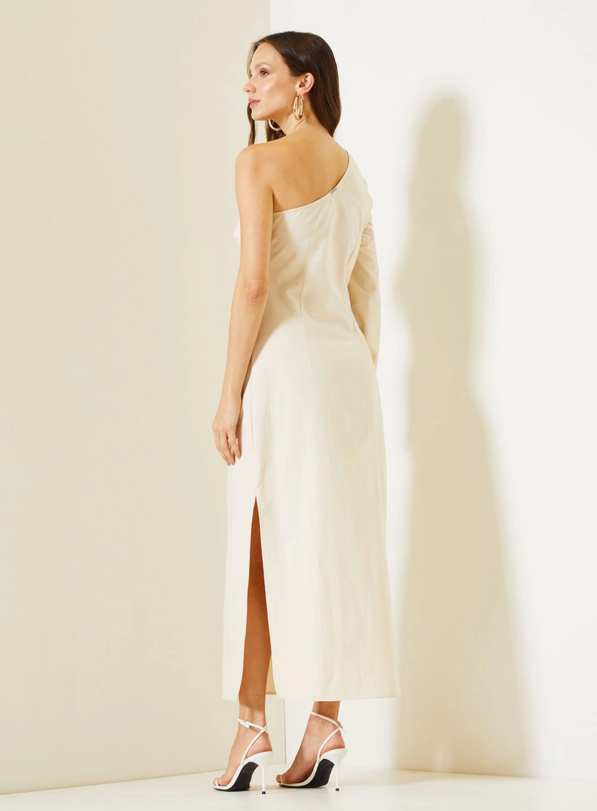 Vestido Longo Com Um Ombro Só E Manga Bordada Bege 4