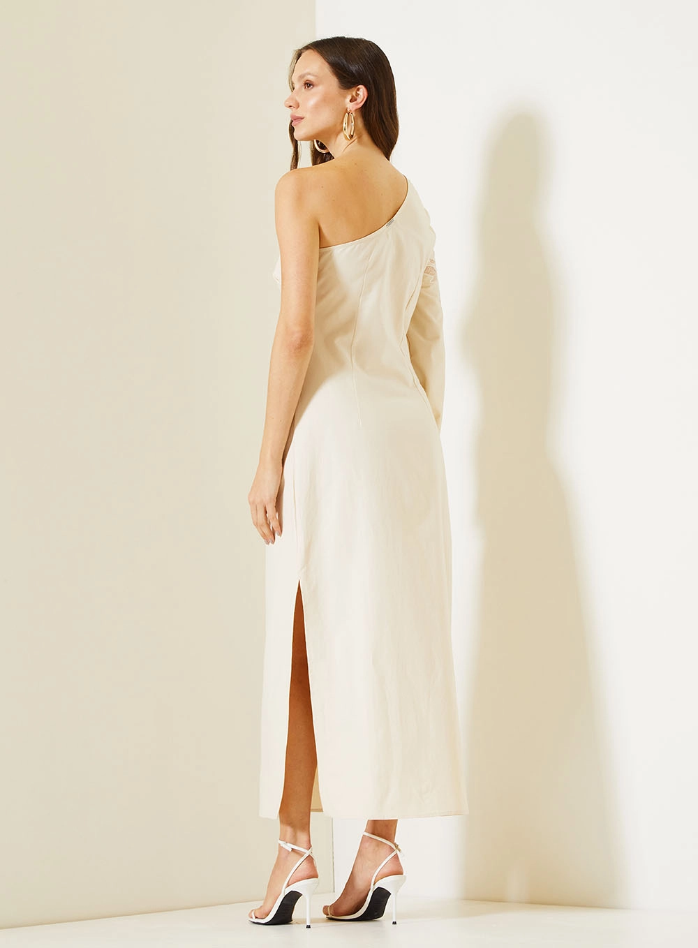 Vestido Longo Com Um Ombro Só E Manga Bordada Bege 4