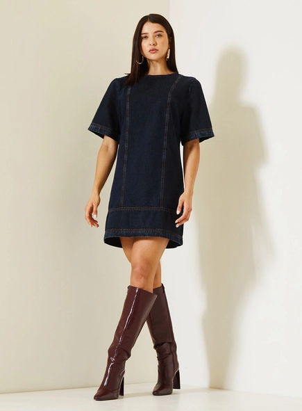 Vestido Curto Jeans Com Linhas Constrastantes
