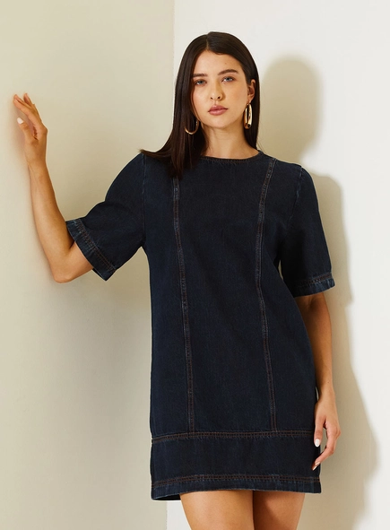 Vestido Curto Jeans Com Linhas Constrastantes