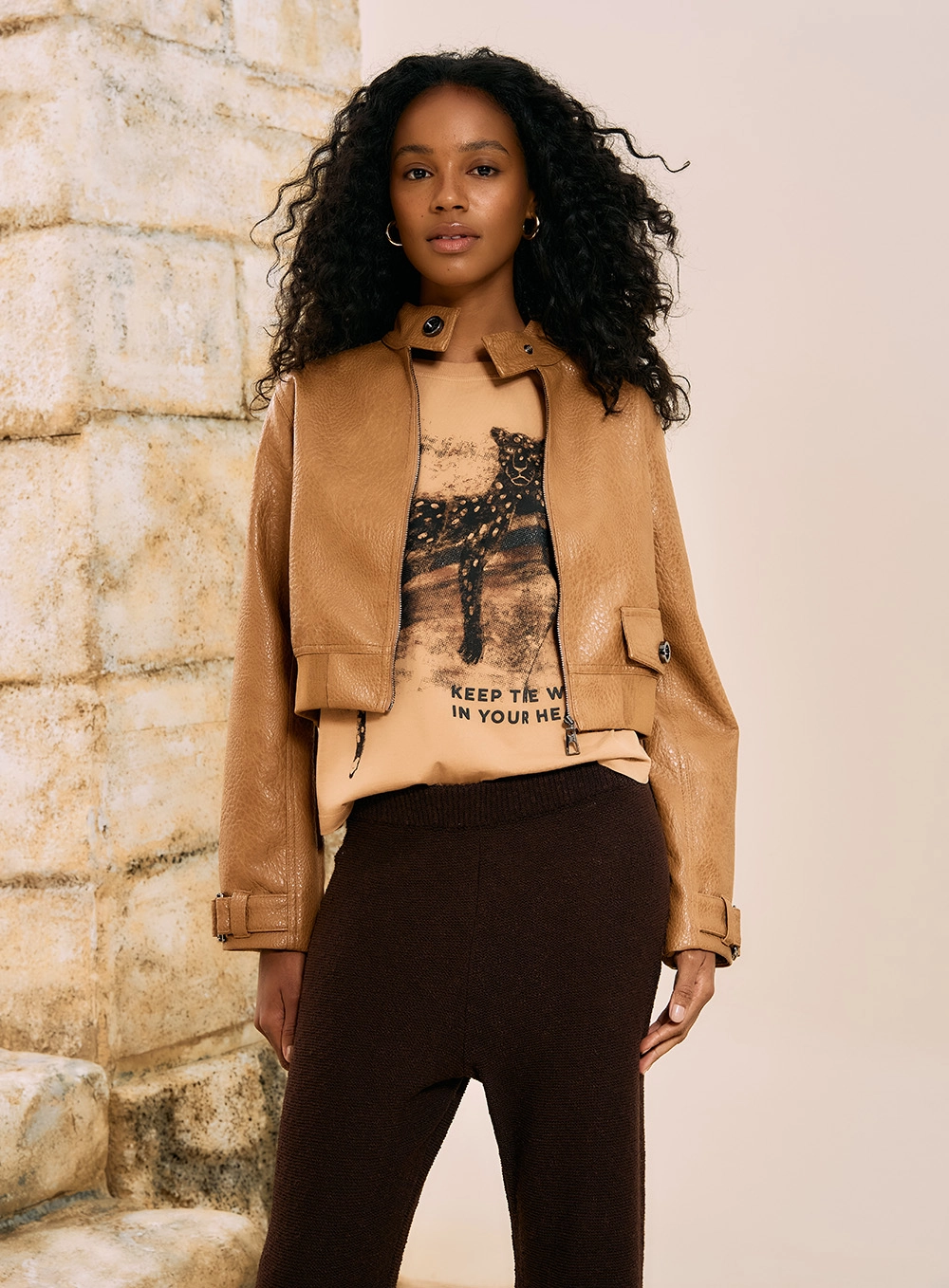 Jaqueta Cropped Pu Bomber Bege 1
