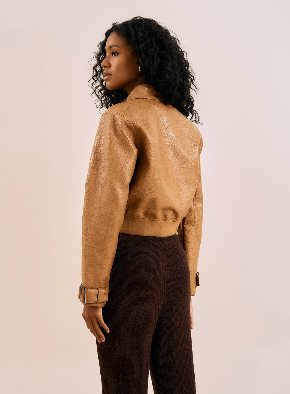 Jaqueta Cropped Pu Bomber Bege 2