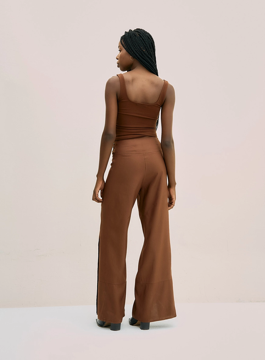 Calça Pantalona Com Fenda E Cinto Marrom 3