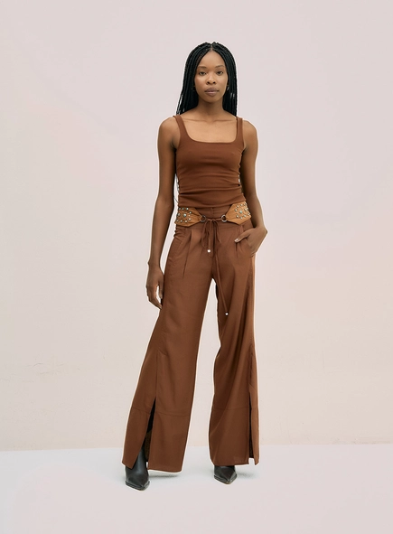Calça Pantalona Com Fenda E Cinto