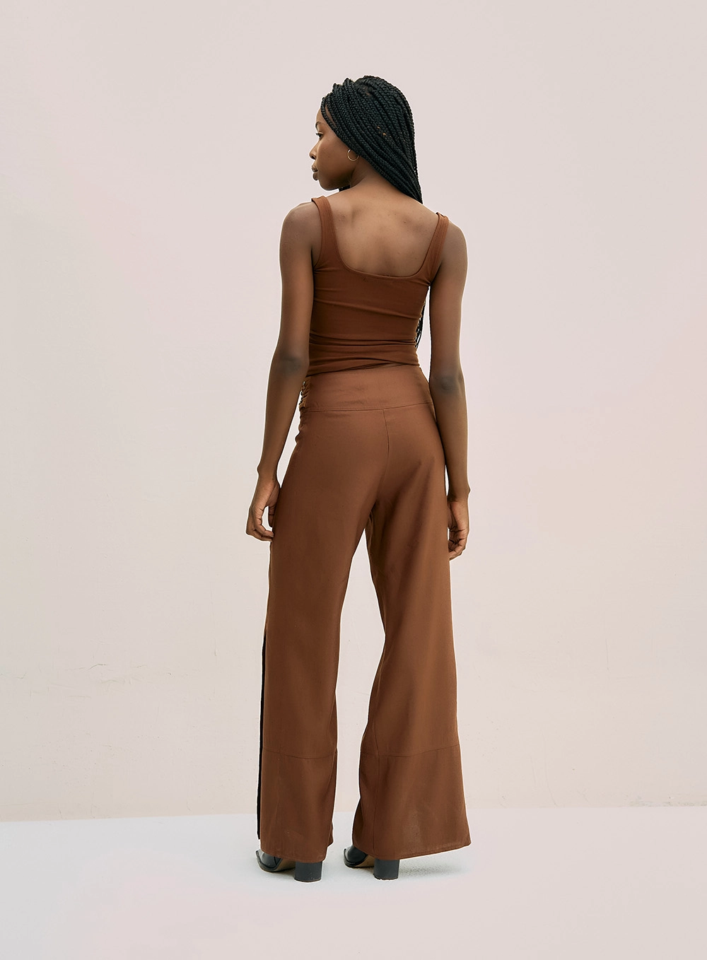 Calça Pantalona Com Fenda E Cinto Marrom 3